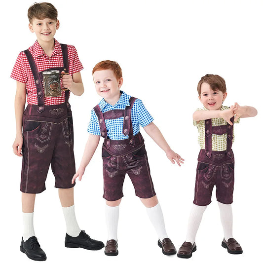 Drei Jungen in traditionellen bayerischen Lederhosen und karierten Hemden, lächeln und posieren. Oktoberfest, Trachtenmode, Kinderbekleidung.