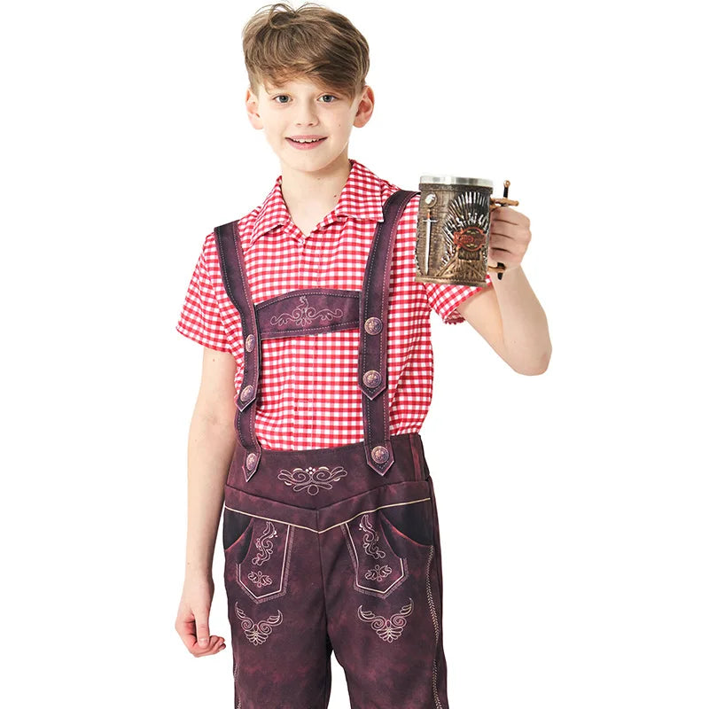 Junge in traditioneller bayerischer Tracht mit rotem Karohemd und Lederhose hält einen Bierkrug. Oktoberfest, Trachtenmode, Kinderkleidung.