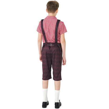 Junge in traditioneller bayerischer Tracht mit rotem Karohemd, braunen Lederhosen und Hosenträgern, Rückansicht. Oktoberfest Kinderkostüm.