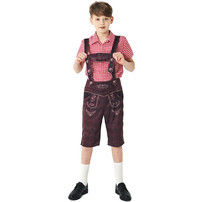 Junge in traditioneller bayerischer Lederhose und rot-weiß kariertem Hemd, steht aufrecht. Trachtenmode, Kinder, Oktoberfest, bayerische Kleidung.