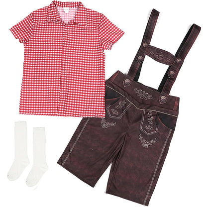 Rotes kariertes Hemd, braune Lederhose mit Hosenträgern und weiße Socken. Traditionelle bayerische Tracht für Kinder, Oktoberfest Outfit.