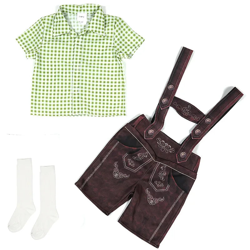 Kinder-Trachtenoutfit mit kariertem Hemd, brauner Lederhose mit Hosenträgern und weißen Kniestrümpfen. Traditionelle bayerische Kleidung für Jungen.