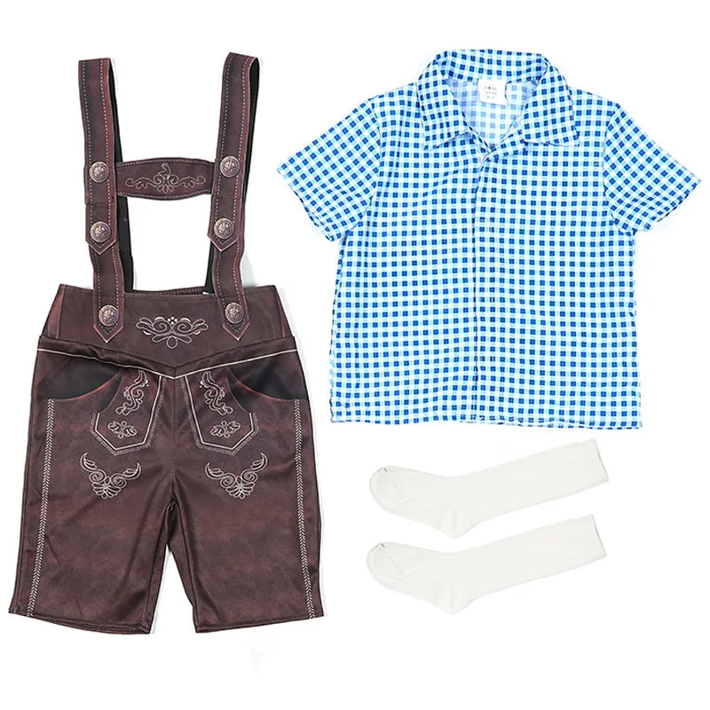 Kinder-Trachtenoutfit mit brauner Lederhose, blau-weiß kariertem Hemd und weißen Kniestrümpfen. Traditionelle bayerische Kleidung für Jungen.