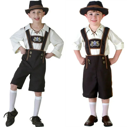 Zwei Jungen in traditioneller bayerischer Tracht mit Lederhosen, weißen Hemden und Hüten. Oktoberfest Kinderkostüm, bayerische Kleidung.