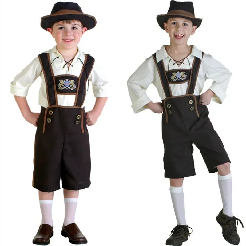 Zwei Jungen in traditioneller bayerischer Tracht mit Lederhosen, weißen Hemden und Hüten. Oktoberfest Kinderkostüm, bayerische Kleidung.
