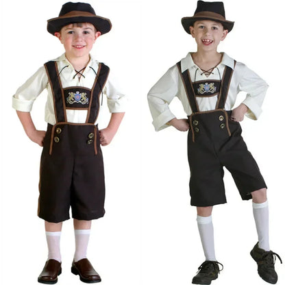 Zwei Jungen in traditioneller bayerischer Tracht mit Lederhosen, weißen Hemden und Hüten. Oktoberfest Kinderkostüm, bayerische Kleidung.