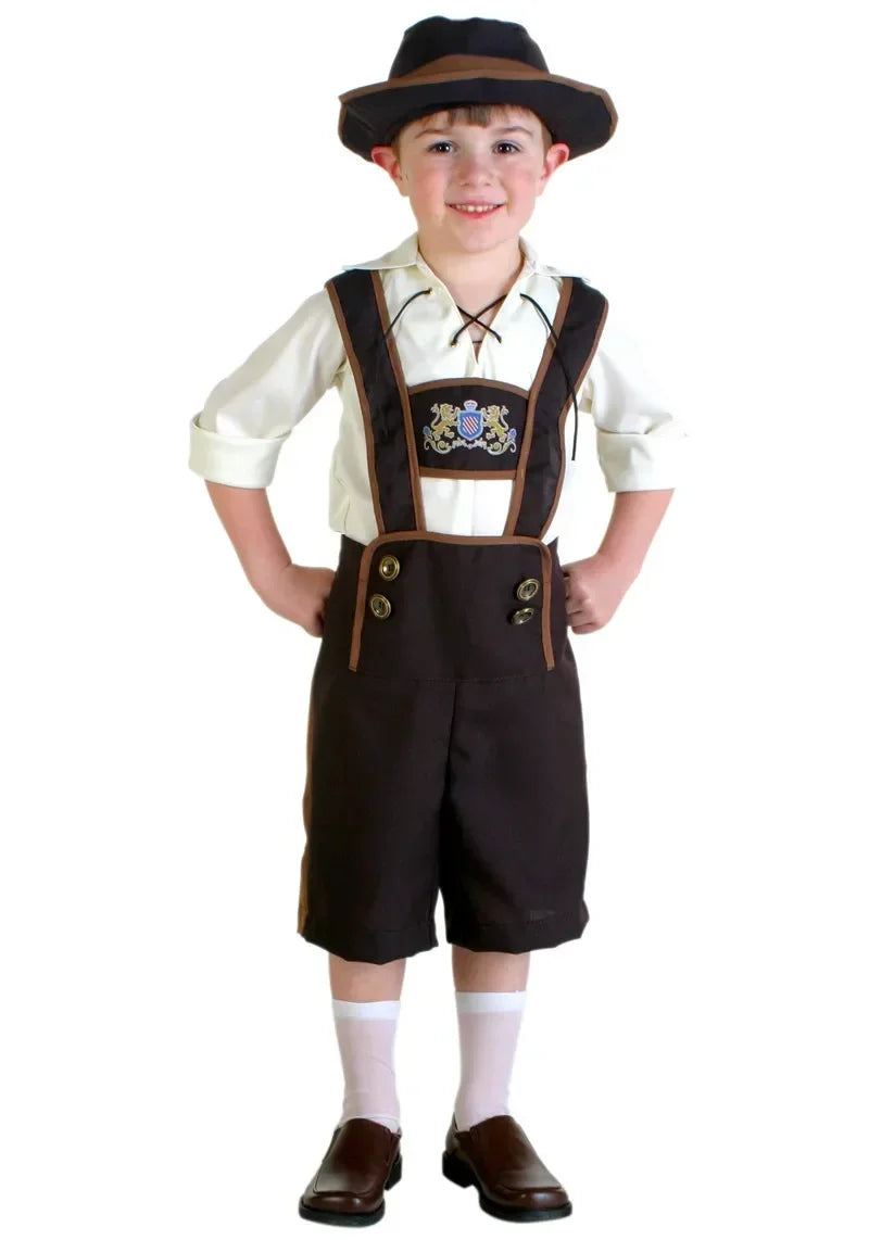Junge in traditioneller bayerischer Tracht mit Lederhose, weißem Hemd und Hut. Oktoberfest Kinderkostüm, bayerische Kleidung, Trachtenmode.