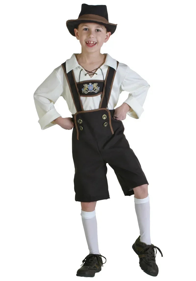 Junge in traditioneller bayerischer Tracht mit Hut, Lederhose und weißen Kniestrümpfen. Oktoberfest-Kostüm für Kinder, fröhlich lächelnd.