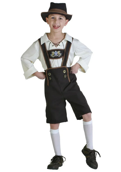 Junge in traditioneller bayerischer Tracht mit Hut, Lederhose und weißen Kniestrümpfen. Oktoberfest-Kostüm für Kinder, fröhlich lächelnd.