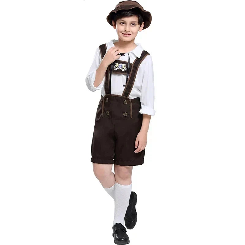 Junge in traditioneller bayerischer Tracht mit Lederhose, weißem Hemd und Hut. Oktoberfest-Kostüm, Kindertracht, bayerische Kleidung.