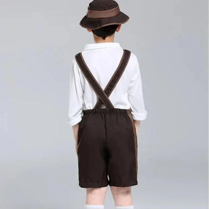 Junge in traditioneller bayerischer Tracht mit brauner Lederhose, weißem Hemd und Hut, Rückansicht. Oktoberfest Kinderkleidung.
