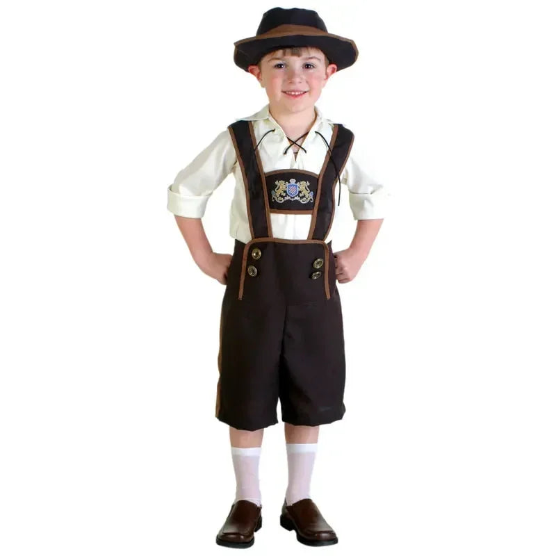 Junge in traditioneller bayerischer Tracht mit Lederhose, weißem Hemd und Hut. Oktoberfest Kinderkostüm, bayerische Kleidung, Trachtenmode.