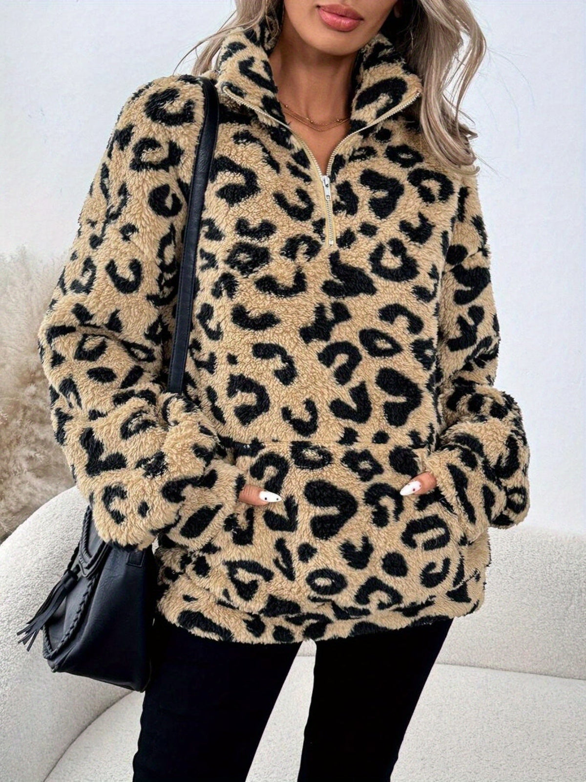Ärmel und Schnitt des Damenpullovers mit Leopardenmuster