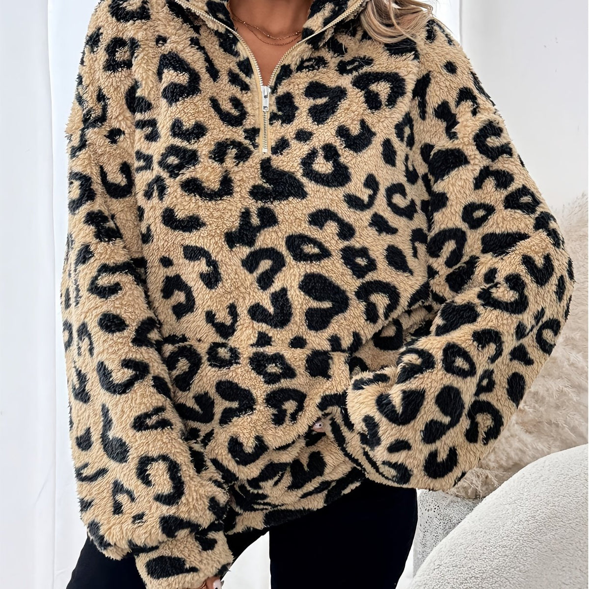 Damenpullover mit Leopardenmuster und Halbzip in der Vorderansicht