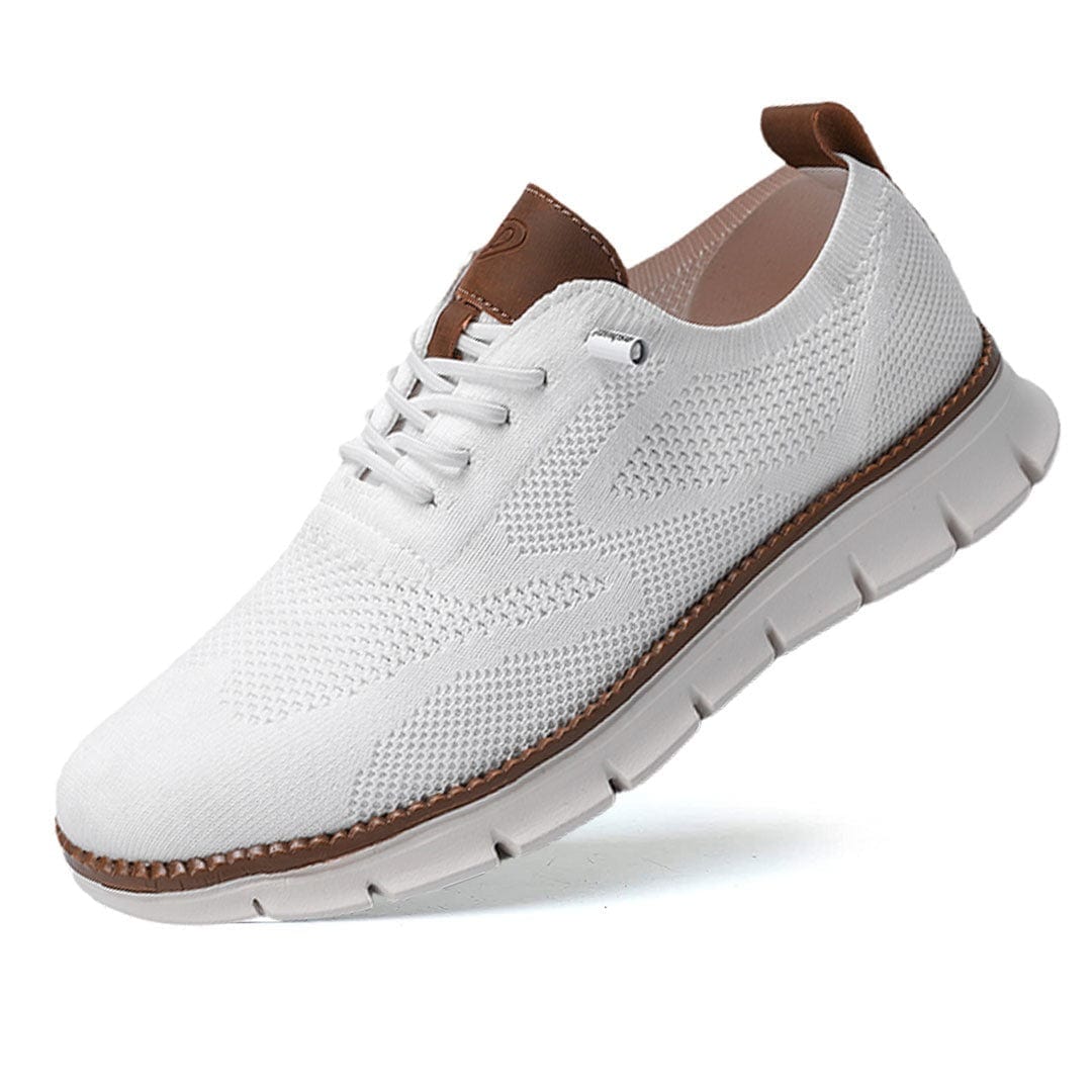 Weiße Herren-Sneaker aus atmungsaktivem Strickmaterial mit braunen Akzenten, rutschfeste Sohle, ideal für Freizeit und Sport.
