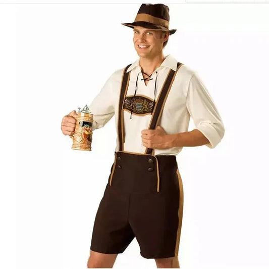 Mann in traditioneller bayerischer Tracht mit Lederhose und Hut hält einen Bierkrug. Oktoberfest, deutsche Kultur, Trachtenmode.