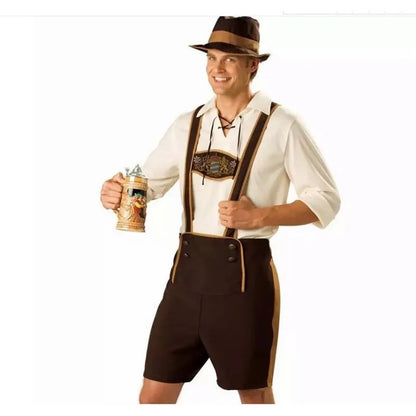 Mann in traditioneller bayerischer Tracht mit Lederhose und Hut hält einen Bierkrug. Oktoberfest, deutsche Kultur, Trachtenmode.