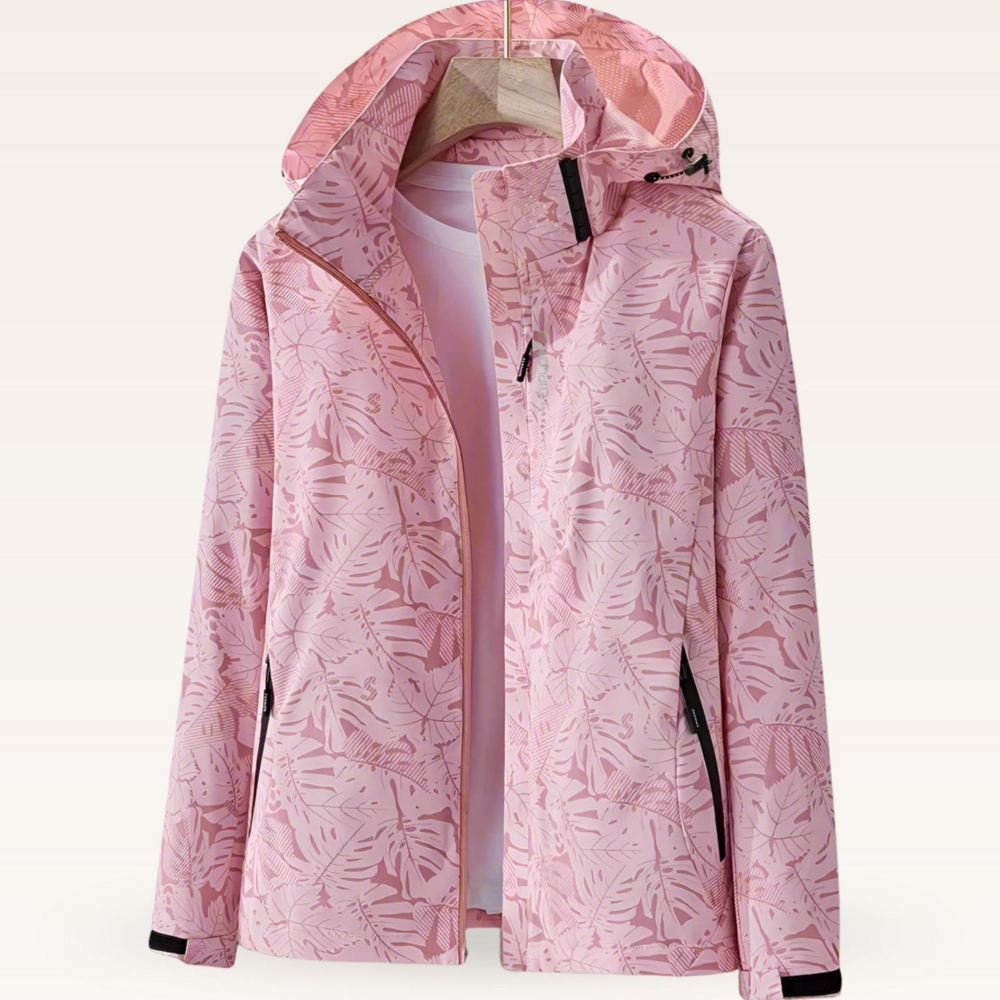 Rosa Damenjacke mit Kapuze, tropischem Blattmuster, Reißverschluss und Taschen. Modische Outdoor-Bekleidung, ideal für Frühling und Herbst.