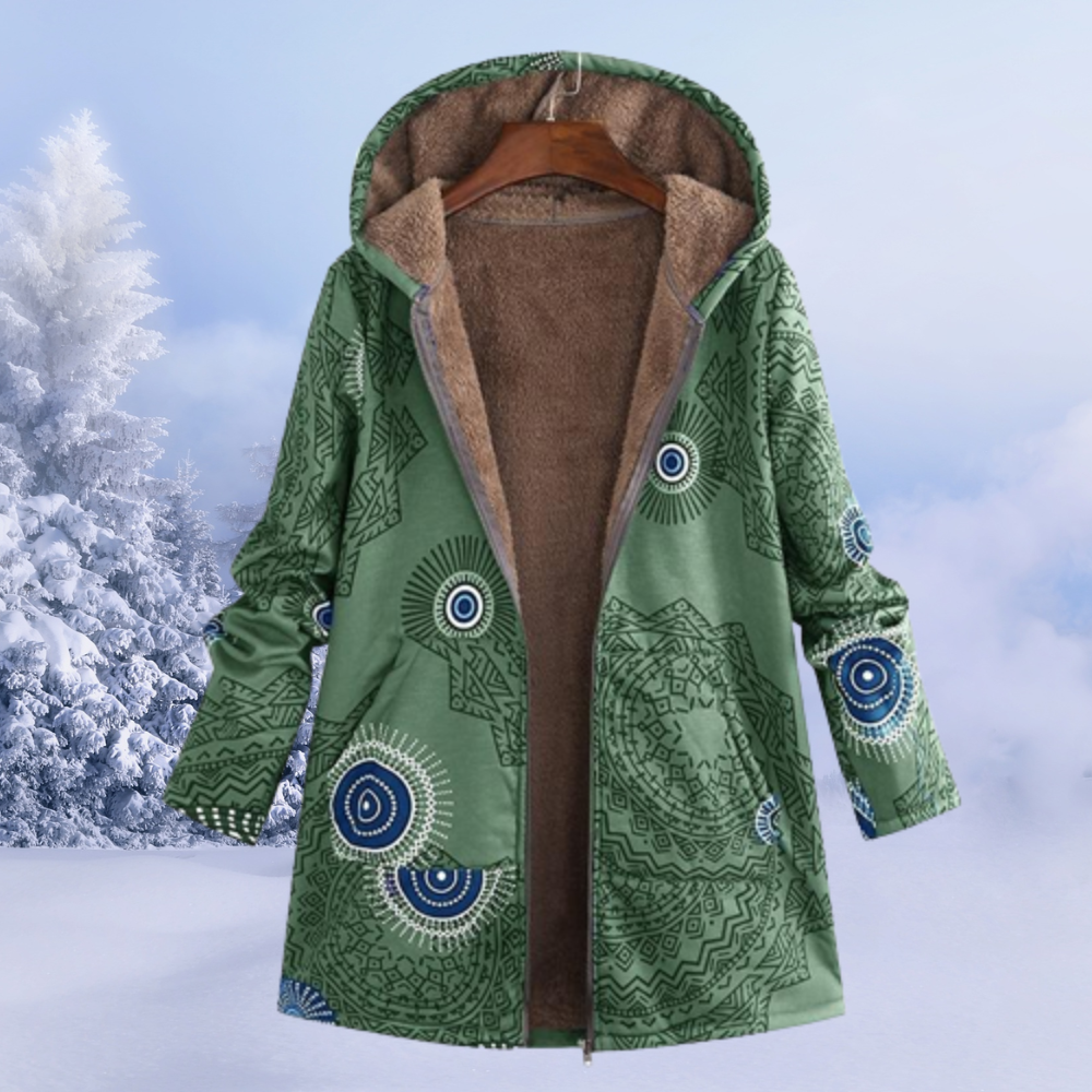 Grüne Damen-Winterjacke mit Kapuze, Mandala-Muster und Fleece-Futter, hängend vor schneebedecktem Hintergrund. Ideal für kalte Wintertage.