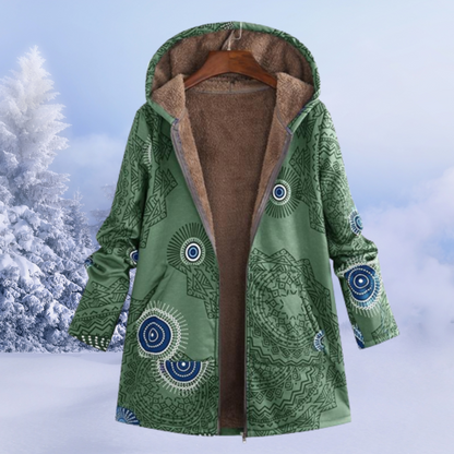 Grüne Damen-Winterjacke mit Kapuze, Mandala-Muster und Fleece-Futter, hängend vor schneebedecktem Hintergrund. Ideal für kalte Wintertage.