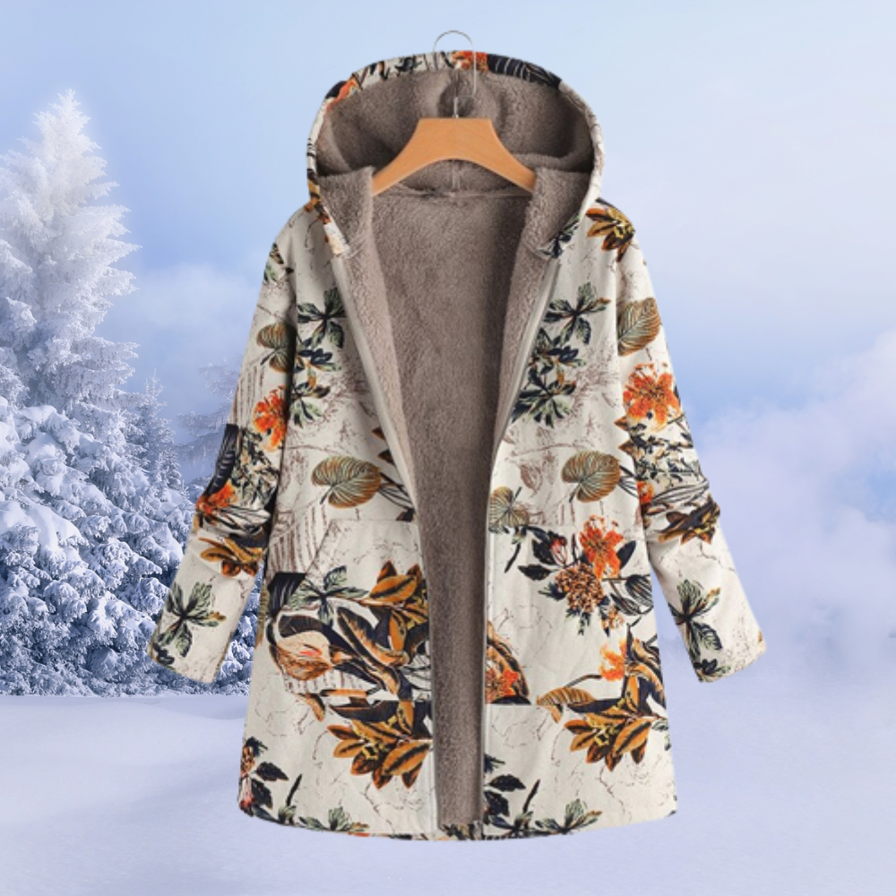 Floraler Damen-Wintermantel mit Kapuze, warm gefüttert, vor schneebedecktem Hintergrund. Modischer, bequemer Mantel für kalte Tage.