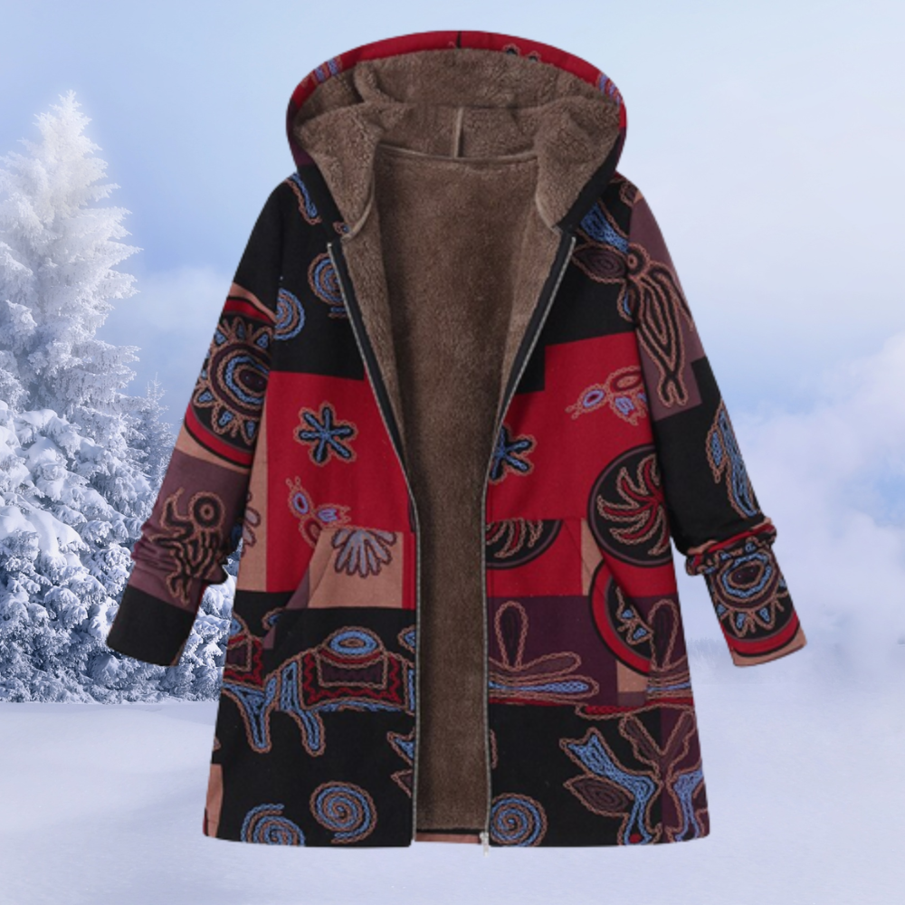 Bunte Damen-Winterjacke mit Kapuze, ethnischem Muster und Fleece-Futter vor schneebedecktem Hintergrund. Warme, stilvolle Wintermode.