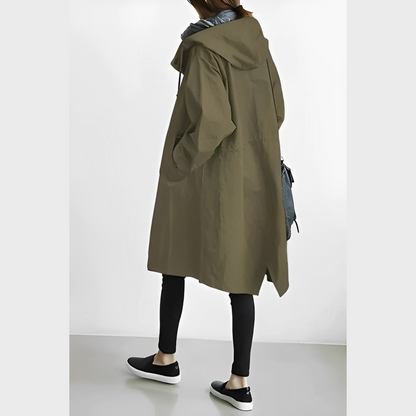 Frau in olivgrünem Parka, schwarze Leggings und Sneakers, Rückansicht. Modischer Herbstlook, lässiger Stil, Outdoor-Bekleidung.