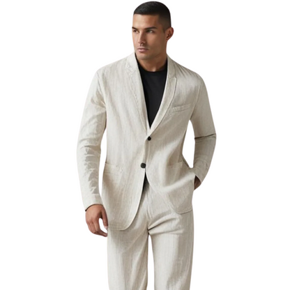 Mann im eleganten, hellen Leinenanzug mit schwarzem T-Shirt. Moderner Herrenstil, Businessmode, Sommeroutfit.