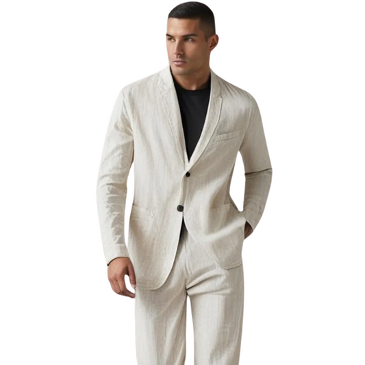 Mann im eleganten, hellen Leinenanzug mit schwarzem T-Shirt. Moderner Herrenstil, Businessmode, Sommeroutfit.