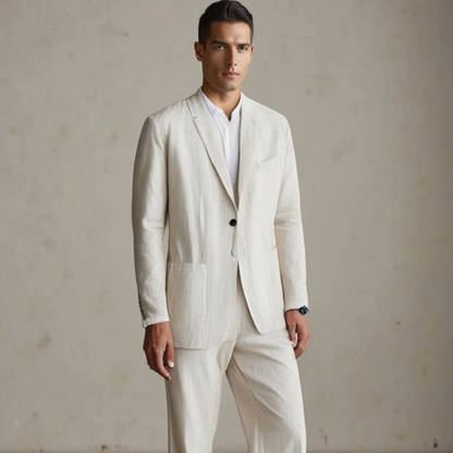 Ein Mann in einem eleganten, cremefarbenen Anzug mit weißem Hemd, steht vor neutralem Hintergrund. Businessmode, Herrenanzug, stilvoll.