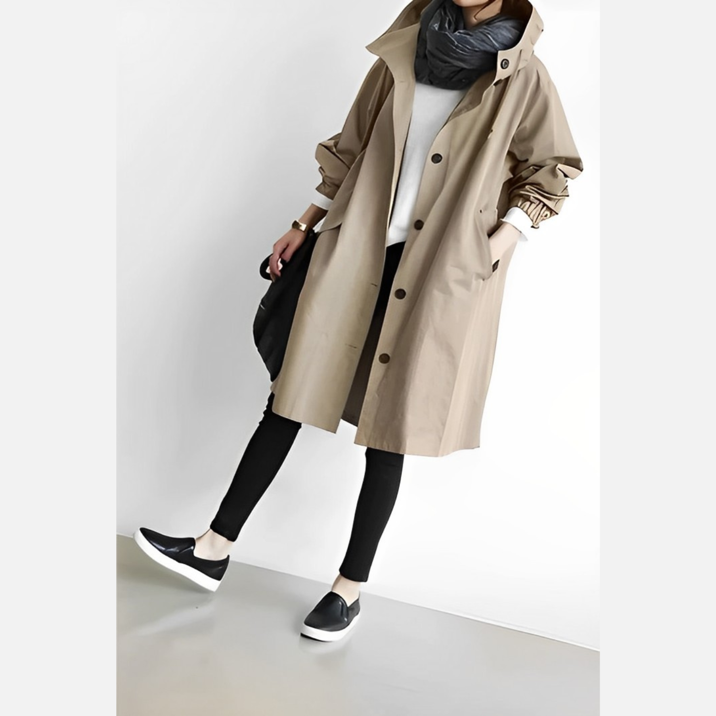 Beige Trenchcoat Damenmode, kombiniert mit schwarzer Hose und Sneakers. Stilvolle Herbstbekleidung, modern und elegant. Fashion-Trend 2023.