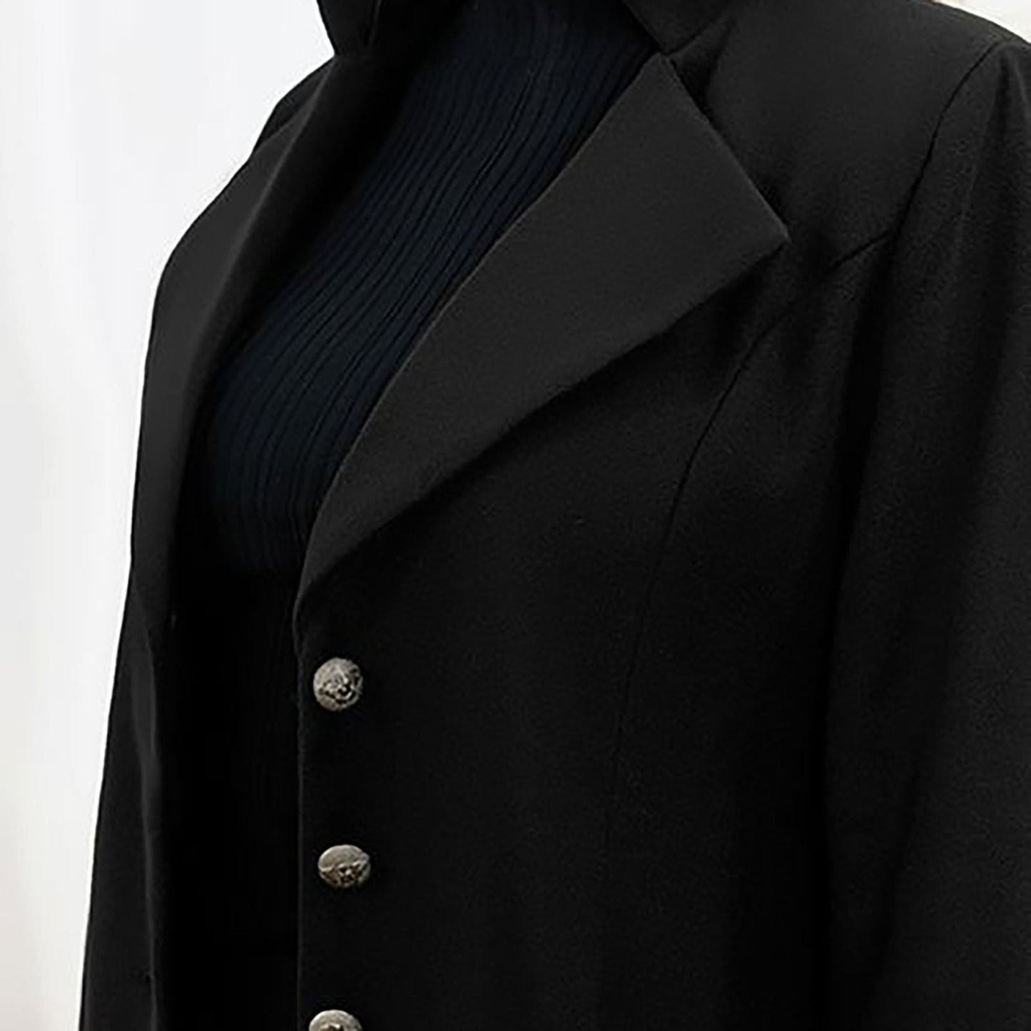 Schwarzer Damenblazer mit silbernen Knöpfen, elegantes Design, gerippter schwarzer Rollkragenpullover, stilvolle Businessmode für Frauen.