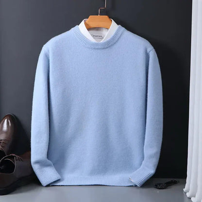 Hellblauer Pullover aus Kaschmir auf Kleiderbügel, kombiniert mit weißem Hemd. Elegante Herrenmode, ideal für Herbst und Winter.