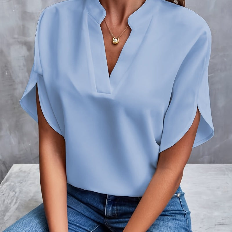 Damenbluse in Hellblau mit V-Ausschnitt und kurzen Ärmeln, kombiniert mit blauer Jeans. Modetrend, elegante Freizeitkleidung, stilvolles Outfit.