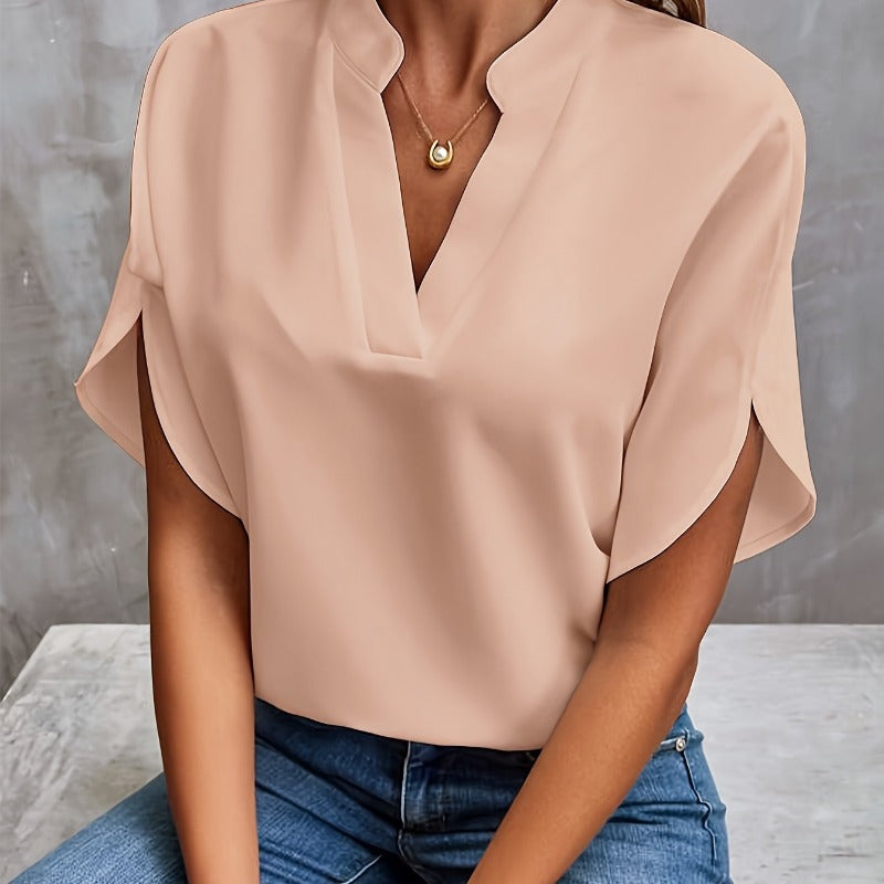 Damenbluse in Beige mit V-Ausschnitt und kurzen Ärmeln, kombiniert mit blauer Jeans. Elegante Mode für Frauen, ideal für Freizeit und Büro.