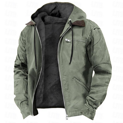 Grüne Herrenjacke mit Kapuze, Reißverschluss und Brusttasche. Innenfutter aus Fleece. Modische Outdoor-Bekleidung für Herbst und Winter.