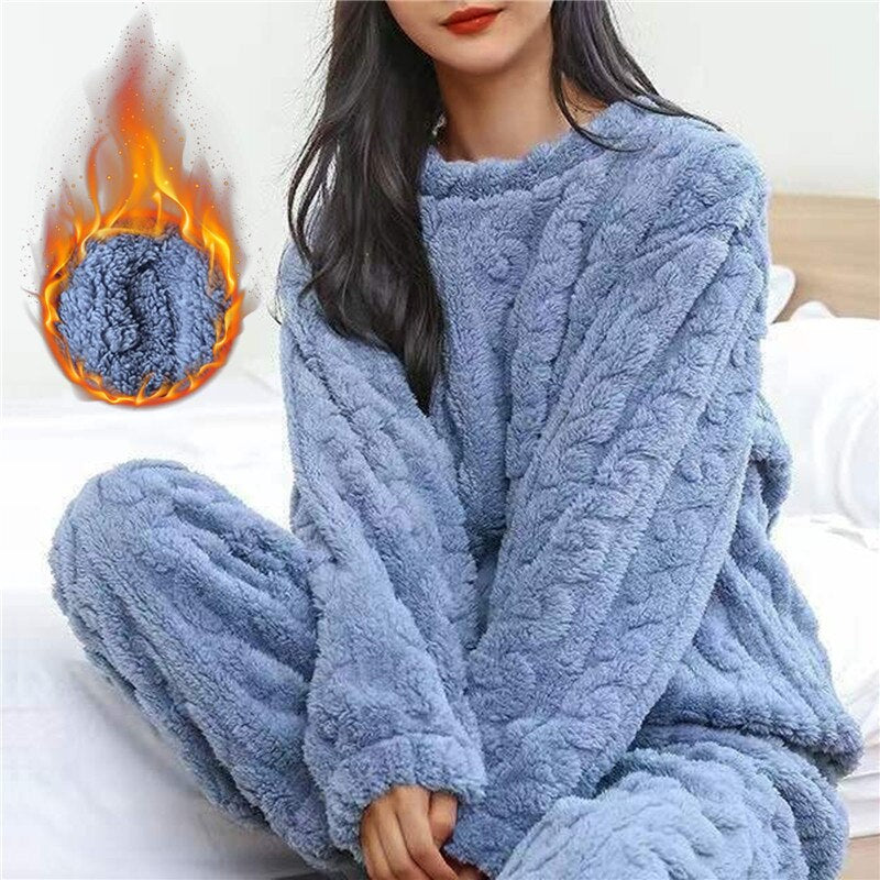 Damen im kuscheligen Fleece-Pyjama-Set für entspannte Morgen