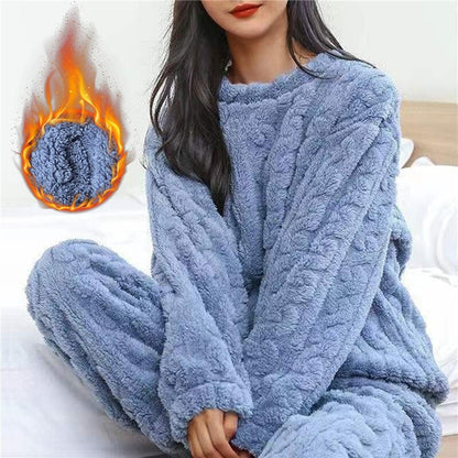 Damen im kuscheligen Fleece-Pyjama-Set für entspannte Morgen