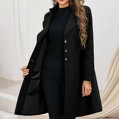 Schwarzer Damenmantel mit Knopfleiste, elegantes Design, langärmlig, ideal für Herbstmode. Perfekt für stilvolle, moderne Outfits.