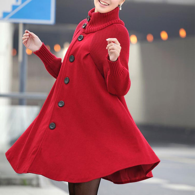 Frau in rotem Mantel mit großen Knöpfen, modisch und elegant, dreht sich auf der Straße. Wintermode, Damenbekleidung, stilvoller Look.