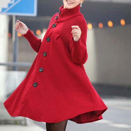 Frau in rotem Mantel mit großen Knöpfen, modisch und elegant, dreht sich auf der Straße. Wintermode, Damenbekleidung, stilvoller Look.
