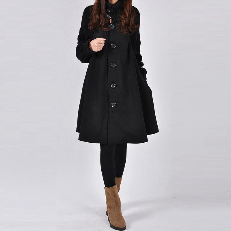 Frau in schwarzem Wollmantel mit großen Knöpfen, kombiniert mit schwarzen Leggings und braunen Stiefeletten. Elegante Wintermode für Damen.