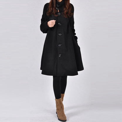 Frau in schwarzem Wollmantel mit großen Knöpfen, kombiniert mit schwarzen Leggings und braunen Stiefeletten. Elegante Wintermode für Damen.