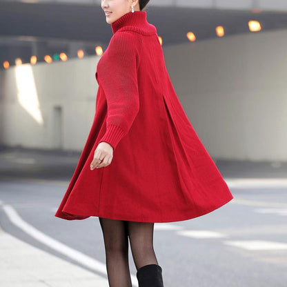 Frau in rotem Strickkleid mit Rollkragen, schwarze Strumpfhose und Stiefel, geht in städtischer Umgebung. Modetrend, Herbstmode, Damenbekleidung.