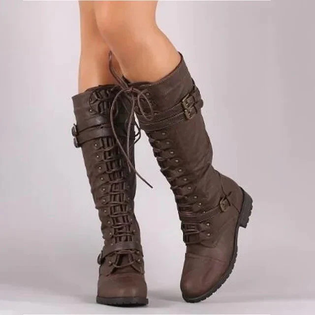 Braune Damenstiefel mit Schnürung und Schnallen, knielang, modisch und robust, ideal für Herbst- und Winteroutfits.