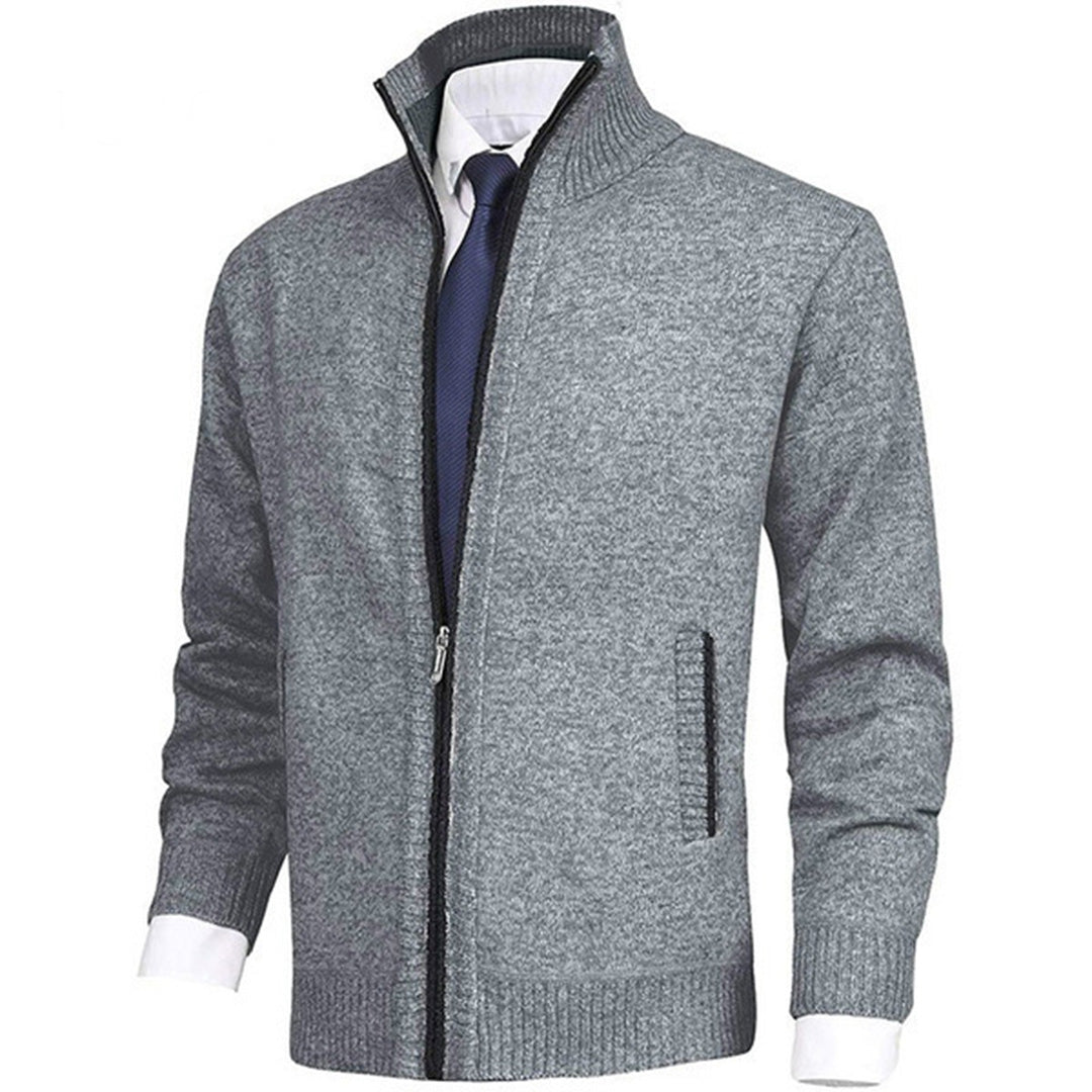 Grauer Herren-Strickjacke mit Reißverschluss, kombiniert mit weißem Hemd und blauer Krawatte. Elegante, warme Mode für Büro und Freizeit.