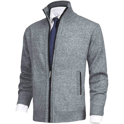 Grauer Herren-Strickjacke mit Reißverschluss, kombiniert mit weißem Hemd und blauer Krawatte. Elegante, warme Mode für Büro und Freizeit.