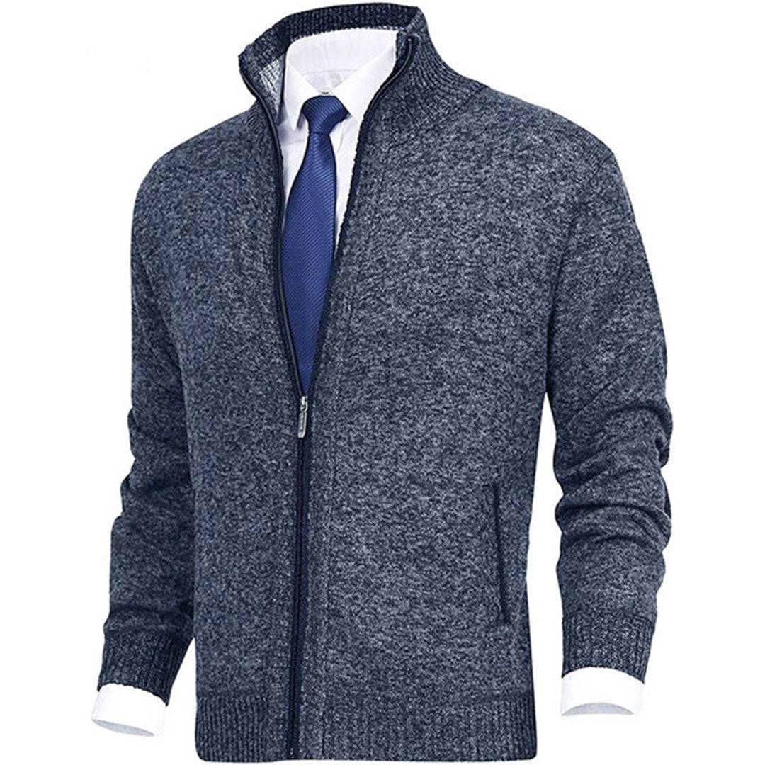 Dunkelgrauer Herren-Strickjacke mit Reißverschluss, kombiniert mit weißem Hemd und blauer Krawatte. Elegante Herrenmode, Business-Look.