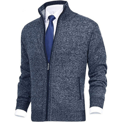 Dunkelgrauer Herren-Strickjacke mit Reißverschluss, kombiniert mit weißem Hemd und blauer Krawatte. Elegante Herrenmode, Business-Look.
