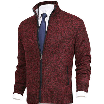 Roter Herren-Strickjacke mit Reißverschluss, kombiniert mit weißem Hemd und blauer Krawatte. Elegante, modische Herrenbekleidung für Büro und Freizeit.